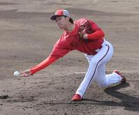 　シート打撃登板で打者５人を無安打に封じた鈴木（撮影・市尻達拡）