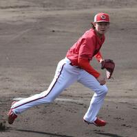 　シート打撃登板で投ゴロに駆け出す鈴木（撮影・市尻達拡）