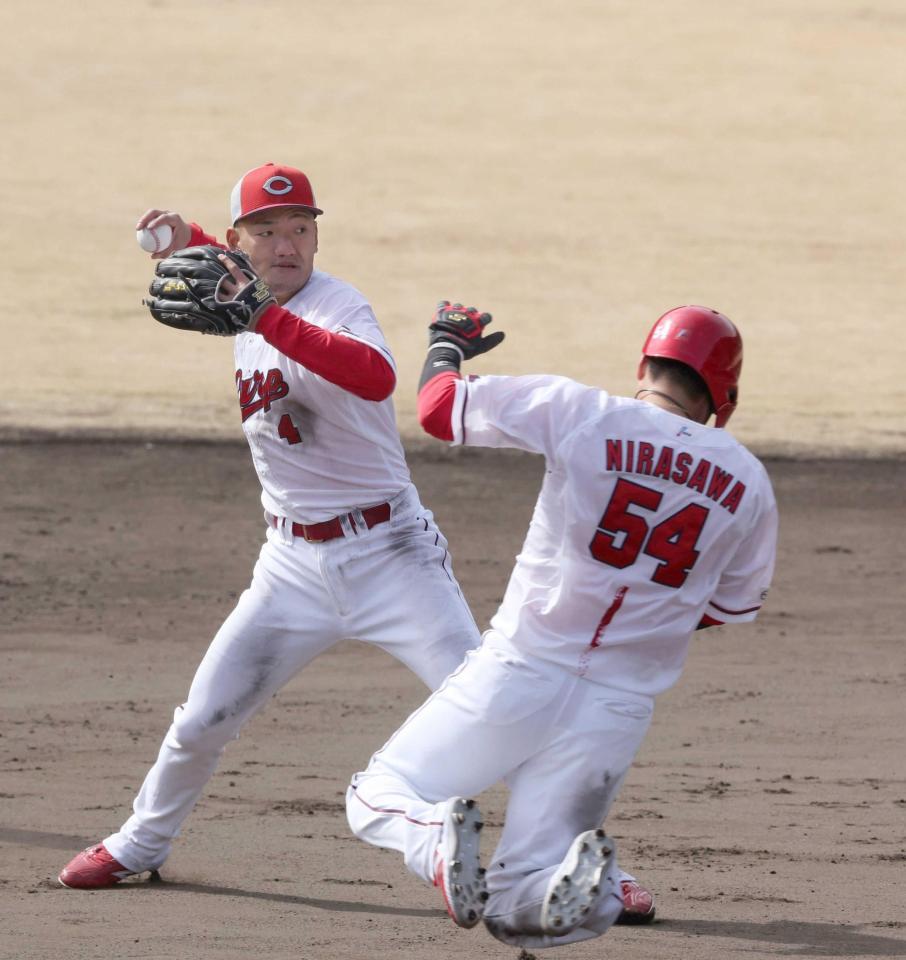 　シート打撃で併殺を完成させる矢野。走者は韮沢（撮影・市尻達拡）