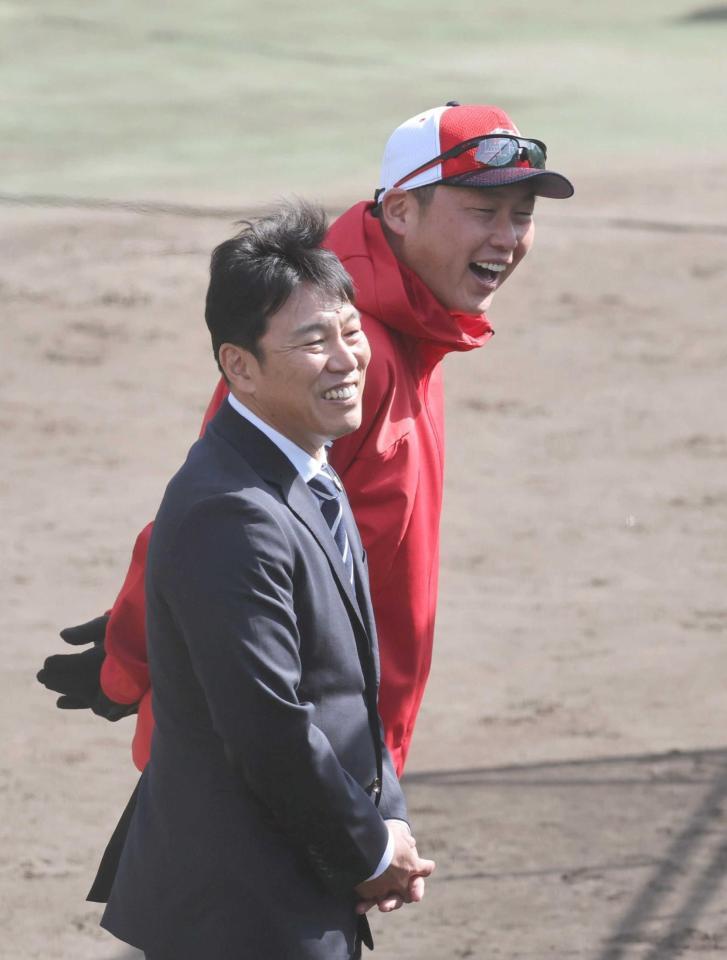 　談笑する新井監督と侍ジャパン井端監督（撮影・市尻達拡）