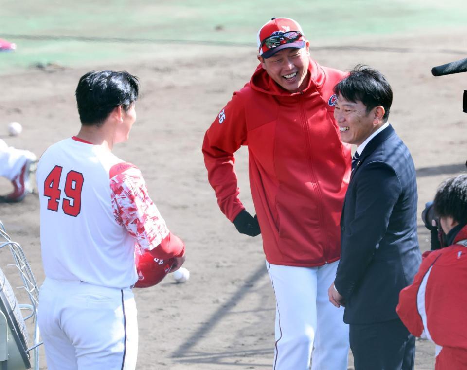 　同じ堀越高出身の渡辺（左）と談笑する侍ジャパン・井端監督（右）、新井監督