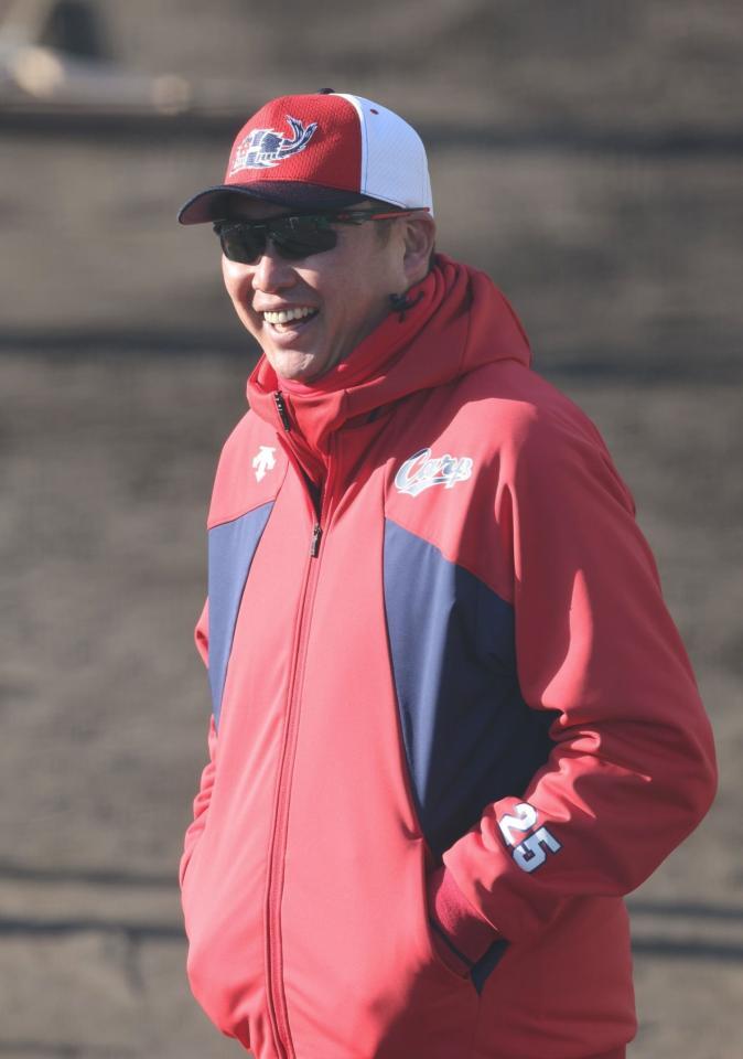 　練習中に笑顔を見せる新井監督（撮影・市尻達拡）