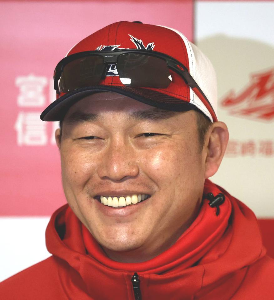 　第１クールを総括し、笑顔の新井監督（撮影・市尻達拡）