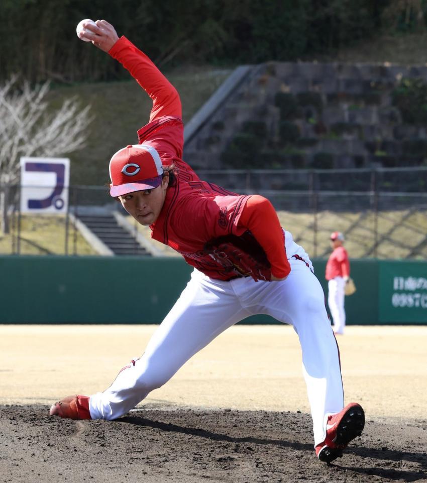 　シート打撃登板を前に、ブルペンで投球練習する鈴木（撮影・市尻達拡）