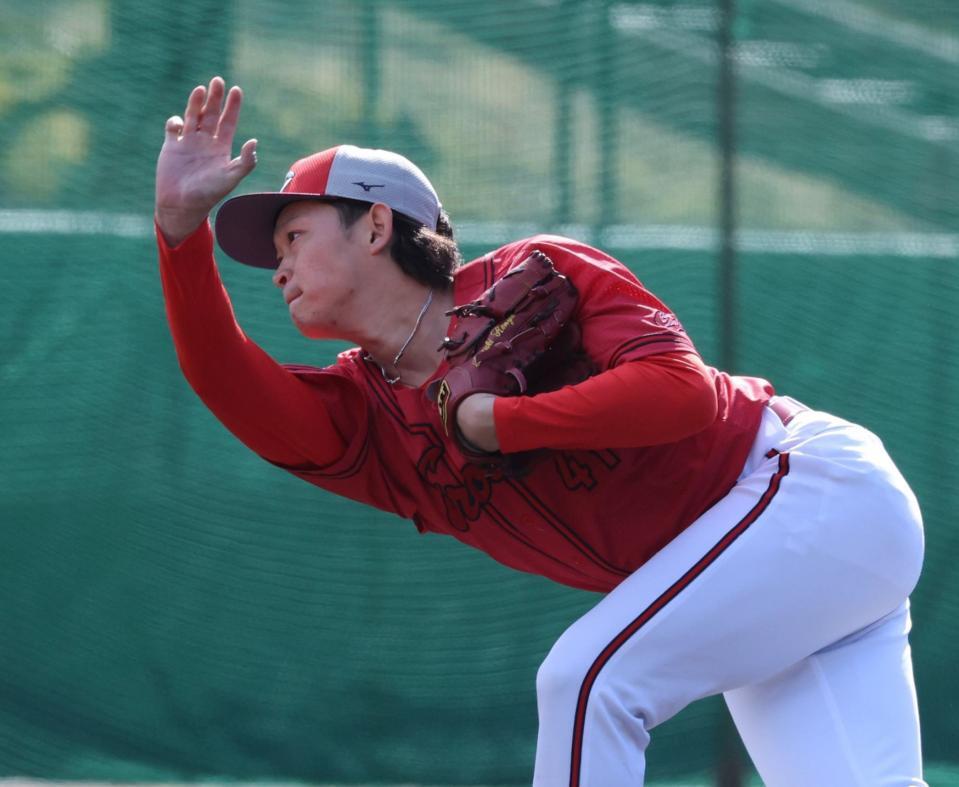 　シート打撃登板で打者５人を無安打に封じた鈴木（撮影・市尻達拡）