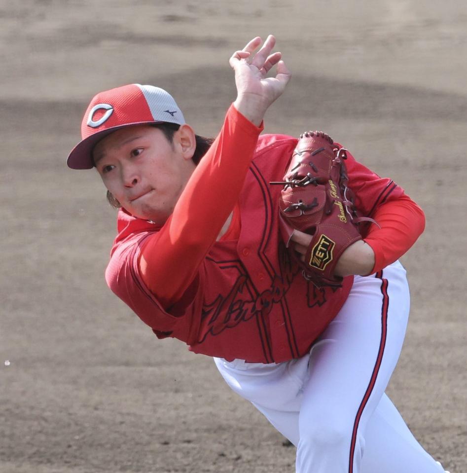 　シート打撃登板で打者５人を無安打に封じた鈴木（撮影・市尻達拡）