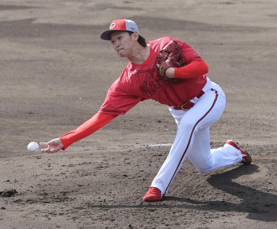 　シート打撃登板で打者５人を無安打に封じた鈴木（撮影・市尻達拡）