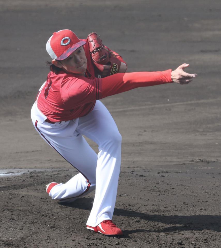 　シート打撃登板で打者５人を無安打に封じた鈴木（撮影・市尻達拡）