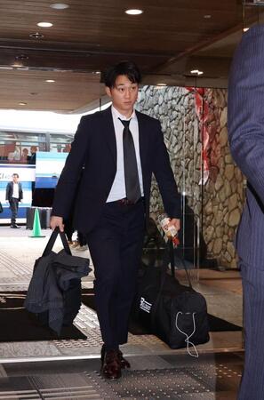 　日南でのキャンプを翌日に控え、宿舎に入る佐々木（撮影・市尻達拡）