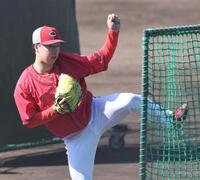 　フリー打撃に登板し、力投する佐藤柳（撮影・市尻達拡）