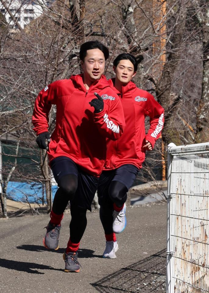 　坂道ダッシュをする（左から）佐藤柳と岡本（撮影・市尻達拡）