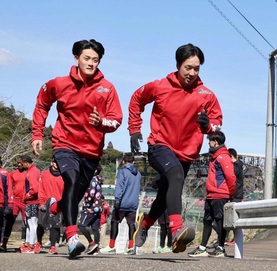 　坂道ダッシュをする佐藤柳（右）と岡本