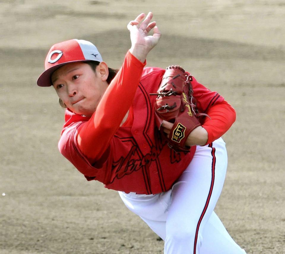 　シート打撃登板で打者５人を無安打に封じた鈴木（撮影・市尻達拡）