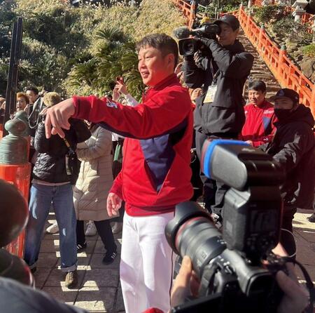 広島・新井監督が恒例の運試しに挑戦　鵜戸神宮名物の「運玉投げ」８回目で成功「浩二さんの永久欠番ですから、縁起がいい」