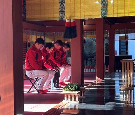 　鵜戸神宮で参拝する新井監督ら