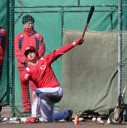 　フリー打撃で力強いスイングを見せる佐々木（撮影・市尻達拡）