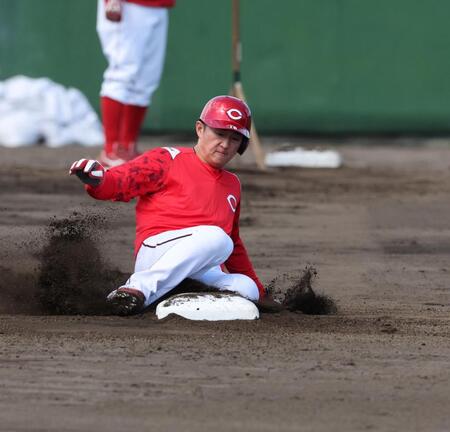 　走塁練習で二塁へ滑り込む佐々木（撮影・市尻達拡）
