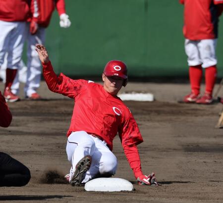 　走塁練習で二塁へ滑り込む佐々木（撮影・市尻達拡）