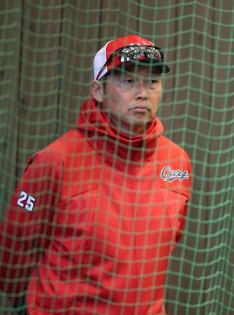 　ブルペンで２軍投手陣の投球練習を見つめる新井監督（撮影・市尻達拡）