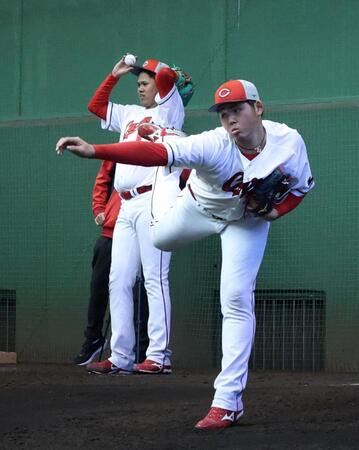 　ブルペンで投球練習する小船と菊地（後方）（撮影・市尻達拡）