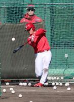 　フリー打撃で、力強いスイングを見せる佐々木。後方は新井良太打撃コーチ（撮影・市尻達拡）