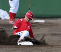 　走塁練習で二塁へ滑り込む佐々木（撮影・市尻達拡）