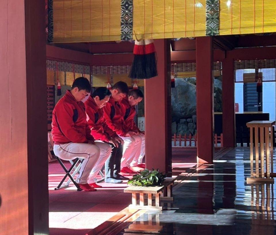 　鵜戸神宮で参拝する新井監督ら