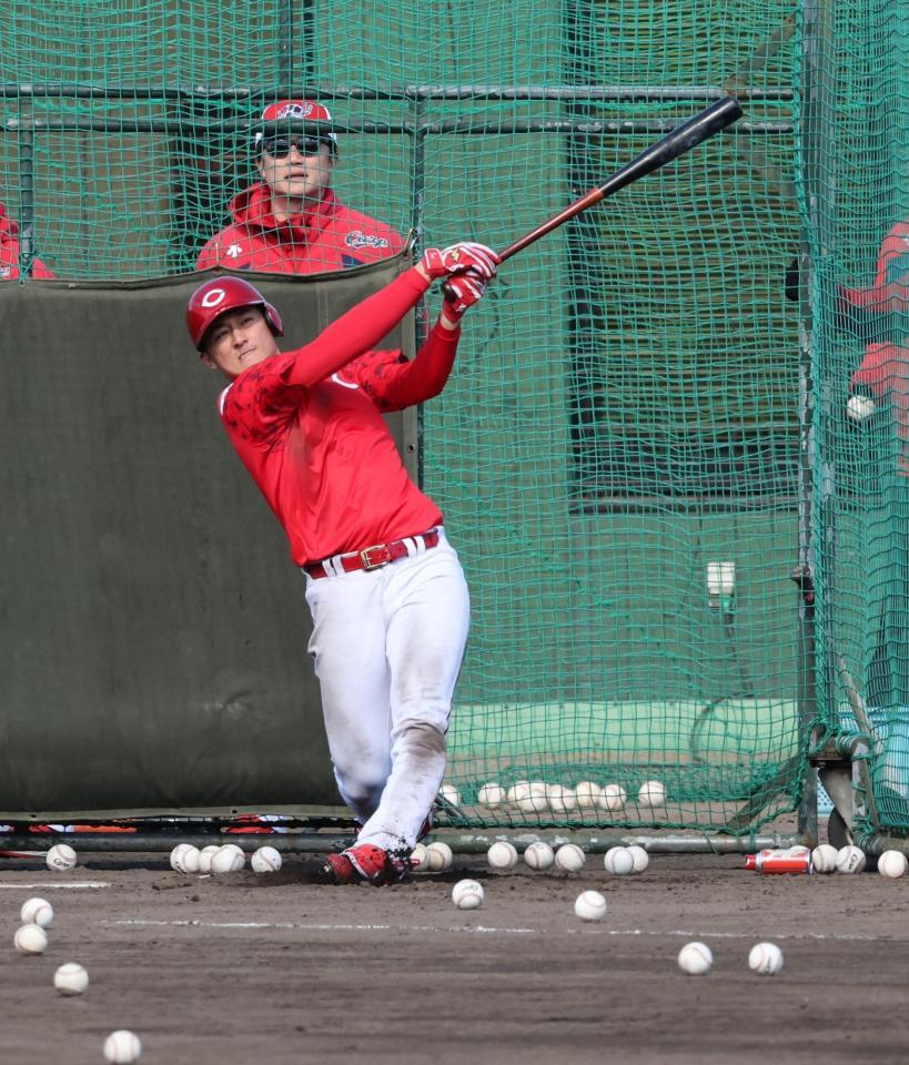 　フリー打撃で力強いスイングを見せる佐々木。後方は新井良太打撃コーチ（撮影・市尻達拡）