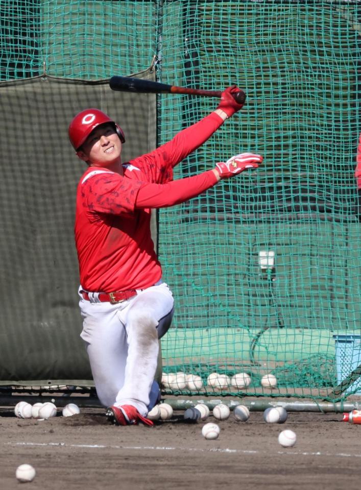 　フリー打撃で、力強いスイングを見せる佐々木（撮影・市尻達拡）