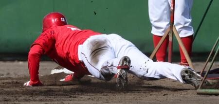 　帰塁練習で右手から一塁に飛び込む佐々木（撮影・市尻達拡）