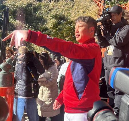 　鵜戸神宮で運球を投げる新井監督（撮影・高橋涼太朗）