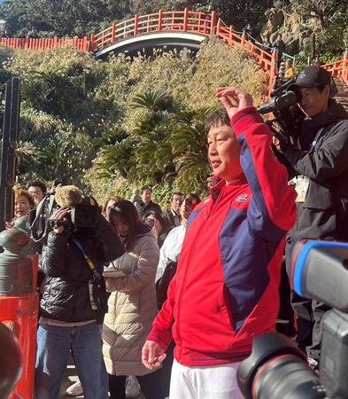 　鵜戸神宮で、運球を投げる新井監督（撮影・高橋涼太朗）