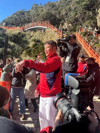 　鵜戸神宮で「運玉投げ」に挑戦する新井監督