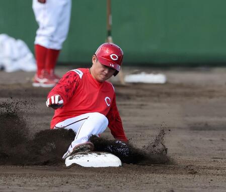 　走塁練習で二塁へ滑り込む佐々木（撮影・市尻達拡）