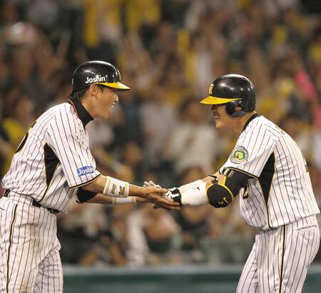 ２ランを放った城島（右）を歓喜の表情で迎える新井（２０１０年７月撮影）