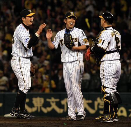 開幕戦を白星で飾り、笑顔をみせる（左から）新井、藤川、城島（２０１１年４月撮影）