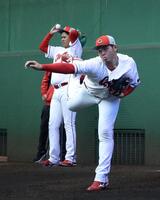 　ブルペンで投球練習する小船と菊地（後方）（撮影・市尻達拡）