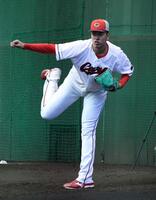 　ブルペンで投球練習する菊地ハルン（撮影・市尻達拡）