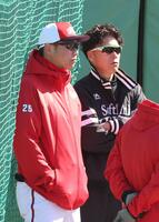　東光寺球場を訪れたソフトバンク・城島健司ＣＢＯと話をする新井監督（撮影・市尻達拡）