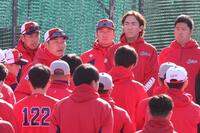 　東光寺球場での２軍キャンプを視察し、選手らに声をかける新井監督（撮影・市尻達拡）