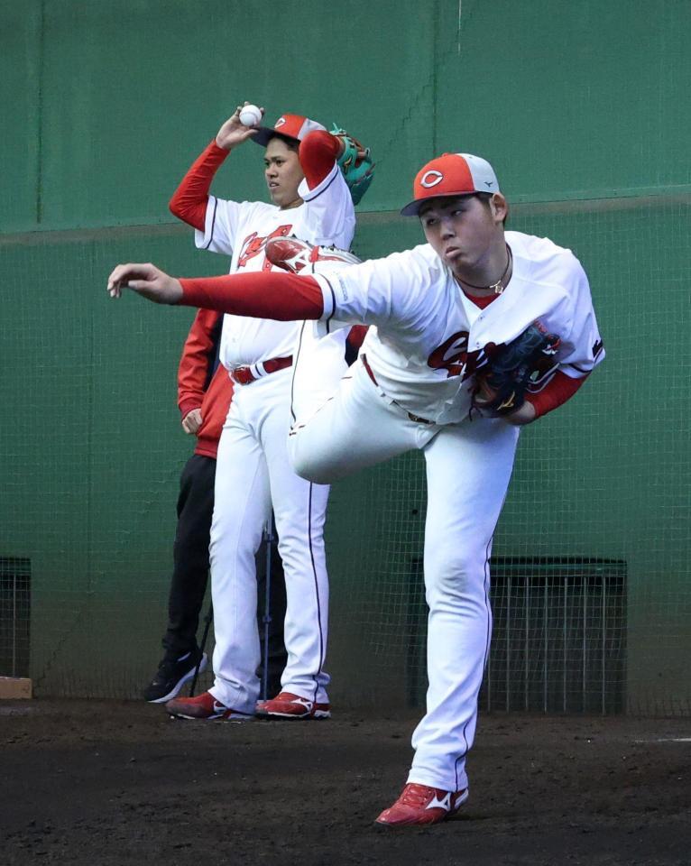 　ブルペンで投球練習する小船と菊地（後方）（撮影・市尻達拡）