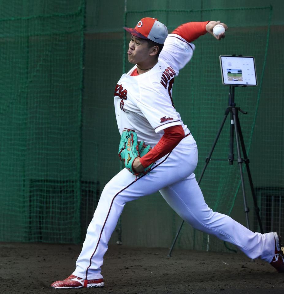 　ブルペンで投球練習する菊地（撮影・市尻達拡）
