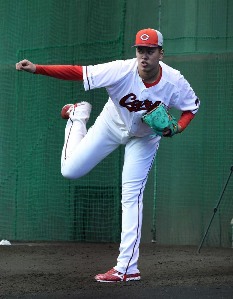 　ブルペンで投球練習する菊地ハルン（撮影・市尻達拡）