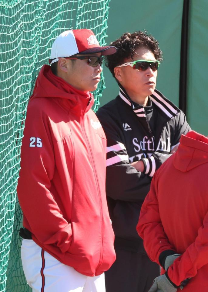 　東光寺球場を訪れたソフトバンク・城島健司ＣＢＯと話をする新井監督（撮影・市尻達拡）