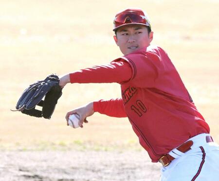 　ノックを受け、送球する佐々木（撮影・市尻達拡）