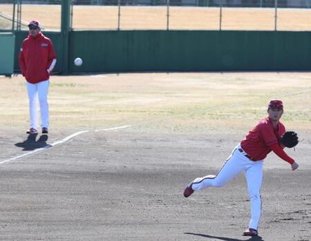 　キャッチボールをする佐々木。後方は新井監督（撮影・市尻達拡）