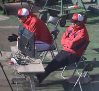 　新井監督と並び、紅白戦を見つめる黒田博樹球団アドバイザー（撮影・市尻達拡）