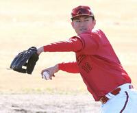 　ノックを受け、送球する佐々木（撮影・市尻達拡）