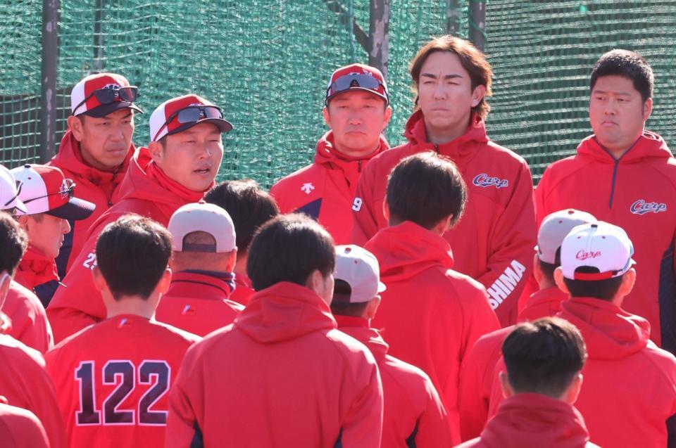 　東光寺球場での２軍キャンプを視察し、選手らに声をかける新井監督（撮影・市尻達拡）