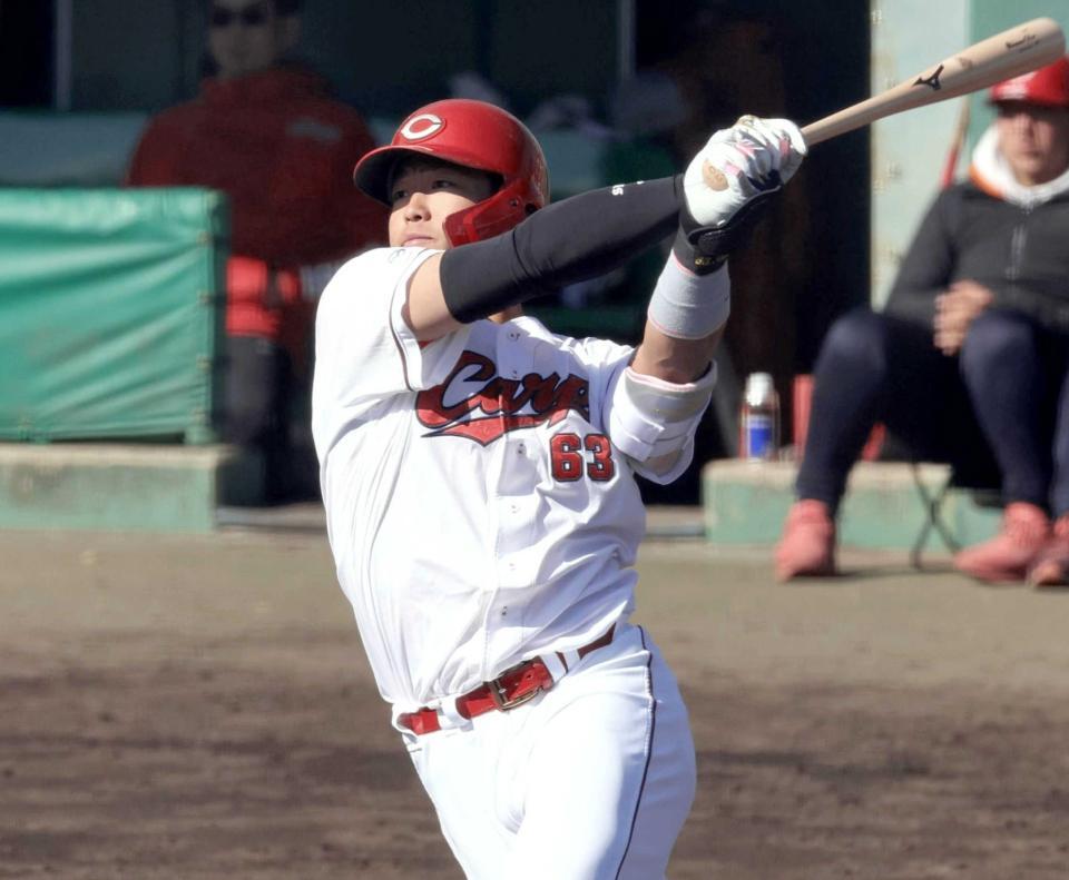 　４回、走者一掃のタイムリー二塁打を放つ内田（撮影・市尻達拡）